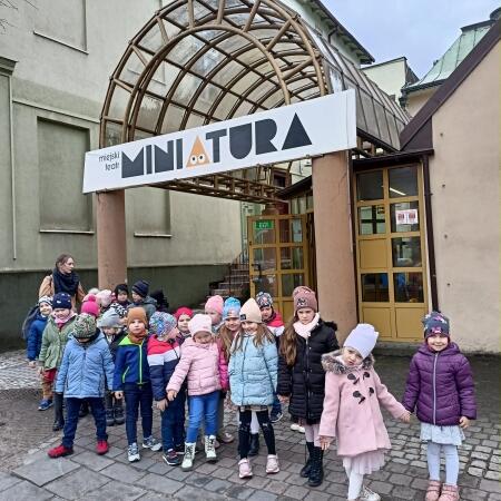 wyprawa do teatru Miniatura na przedstawienie ''Siedem krasnoludków''