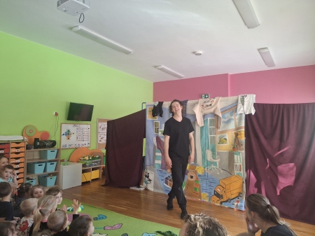 Spektakl pt. „Niespodzianka od serca” w wykonaniu aktorów Teatr Eden